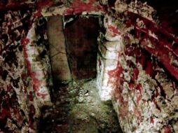 Imagen donde yace un rey maya de hace mil 500 años, tomada con cámara de video. CORTESÍA INAH  /
