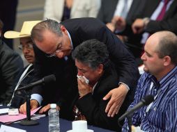 El Presidente consuela a María Elena Herrera, quien perdió cuatro hijos. AP  /