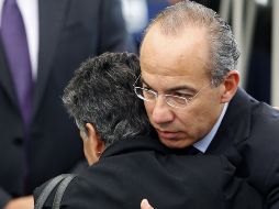 Calderón, abraza a María Elena Herrera, cuyos cuatro hijos fueron desaparecidos. AP  /