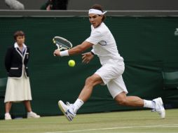 El tenista Rafael Nadal devuelve la pelota a su contrincante Gilles Muller. AFP  /