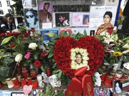Flores, velas y fotografías en el monumento no oficial en homenaje al desaparecido 'Rey del Pop'. EFE  /