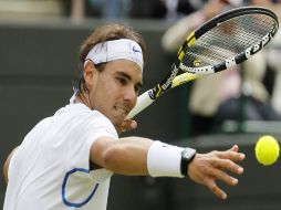 Rafael Nadal en un complicado juego con Gilles Muller. AP  /