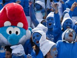 Los asistentes se tomaron la foto del recuerdo afuera del Estadio Azteca. AFP  /