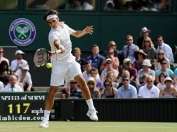 El tenista suizo Roger Federer devuelve la bola al argentino David Nalbandian. AFP  /