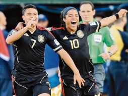 Pablo Barrera y Giovani dos Santos, dos de los mejores jugadores de México en el partido, celebran una anotación del Tricolor. AFP  /