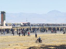 Los inconformes ocuparon durante algunas horas la pista e intentaron tomar por asalto la torre de control. AP  /