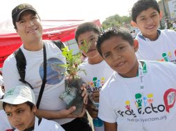 Los niños acompañaron a Henry Sánchez en su siembra. S.NÚÑEZ  /