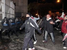 Los siempre violentos barrabravas del futbol argentino destruyeron hoy parte del Estadio Monumental de River Plate. REUTERS  /