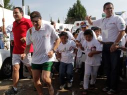 Vecinos “escoltan” al colombiano Henry Sánchez, en su llegada a San Juan de Ocotán. S. NÚÑEZ  /