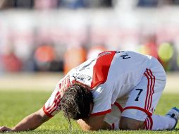 El delantero Mariano Pavone llora al final del partido en el Monumental.  /