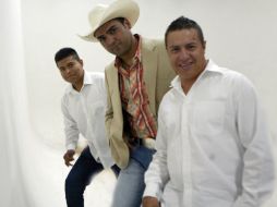 Gabriel Miramontes (al centro) con parte de su equipo de trabajo. A. HINOJOSA  /