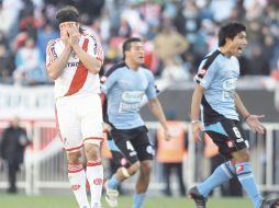 Pavone, de River, llora, mientras los jugadores del Belgrano celebran el ascenso. EFE  /