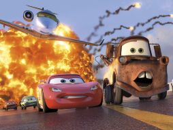 En esta ocasión los coches Lightning McQueen y Mater compiten en el Grand Prix mundial. AP  /