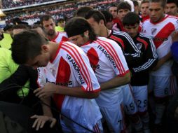 Jugadores del River Plate luego de su descenso al perder contra Belgrano. AP  /