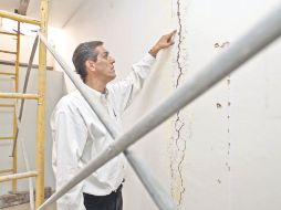 Hijo del dueño de la finca, muestra el daño generado por las obras en su propiedad. A. CAMACHO  /