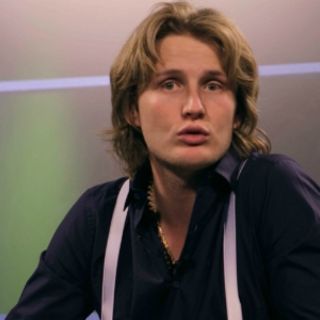 Alexander Acha blinda su intimidad