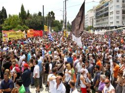 Miles de manifestantes se concentran frente al Parlamento griego en protesta contra el nuevo plan de ajuste. EFE  /
