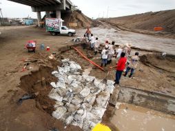En Veracruz trabajan hoy tras un deslave de tierra, tras las lluvias provocadas por 'Arlene'. EFE  /