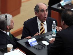 Los senadores del PAN, Ricardo García (izquierda) y Humberto Aguilar, dialogan con el perredista Pablo Gómez (centro). EL UNIVERSAL  /