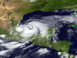 Centro Nacional de Huracanes de Estados Unidos anuncia que la tormenta tropical se debilitará en las próximas horas. EFE  /