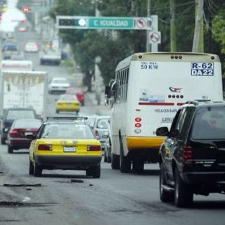 Amenazan choferes de la ruta 62 con chocar unidades