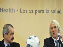 Jiri Dvorak defiende ante la prensa a los jugadores analizados. EFE  /