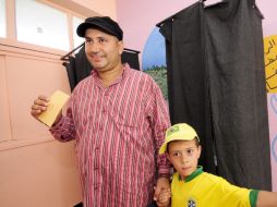 Un marroquí sale de la cabina donde ejerció su derecho al voto. EFE  /