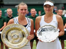 Kvitova junto con María Sharapova al finalizar el juego. AFP  /