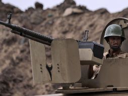 Un soldado yemení pasa al lado del sitio de una manifestación contra el gobierno. AP  /