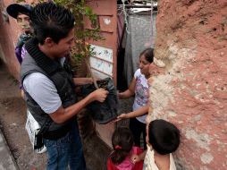 Un estudiante entrega un árbol a una de las  familias de San Martín de las Flores. A. HINOJOSA  /