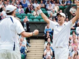 Bob Bryan (izq.) y Mike Bryan celebran la obtención del título en Wimbledon. AFP  /