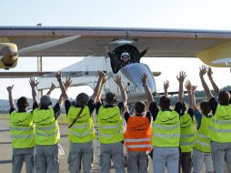 El piloto Andre Borschberg celebra tras aterrizar con el avión experimental 'Solar Impulse HB-SIA'. EFE  /