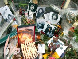 Diversos objetos, entre ellos velas encendidas, fueron puestos en el sitio donde fue sepultado Morrison. EFE  /