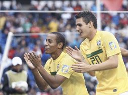 Ademilson (izq.) festeja su anotación a los japoneses. MEXSPORT  /