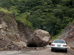 En la carretera que comunica a Mascota con Puerto Vallarta se encuentran piedras sobre la vía. ARCHIVO  /