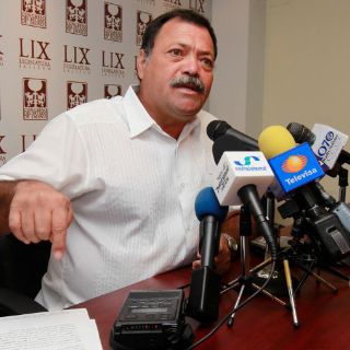 Diputado del PAN ratifica denuncia contra ex diputados