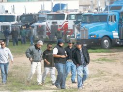 Varios conductores de tractocamiones se observan en Ensenada, zona de paso de camiones hacia la frontera con Estados Unidos. EFE  /