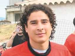 Guillermo Ochoa ya se presentó en las instalaciones del club galo y creó algarabía. ESPECIAL  /