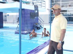 Iván Bautista Vargas da indicaciones a los estudiantes, en el gimnasio de clavados del Code, en Guadalajara. M. RODRÍGUEZ  /