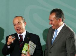 El Presidente-Felipe Calderón acompañado por el gobernador Marco Antonio Adame. EL UNIVERSAL  /