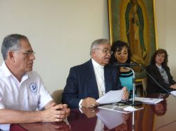 Integrantes del equipo organizador, el obispo José Trinidad González,  Livier Torres y Elizabeth Maldonado. S. MALDONADO  /