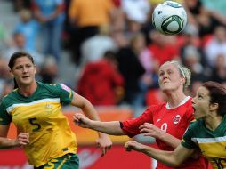 Laura Alleway (Izq.) y la defensa Servet Unzular durante el partido. AFP  /