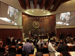 Sesión de ayer en el Congreso local, en la que se aprobó la reforma electoral. A. GARCÍA  /