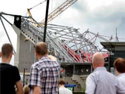 Vista aérea del estadio Grolsch Veste, del FC Twente, cuyo techo se ha derrumbado parcialmente en Enschede. EFE  /
