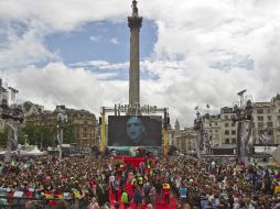 Una multitud de fans se reunió en la plaza Trafalgar de Londres para ver la última película de Harry Potter. AP  /