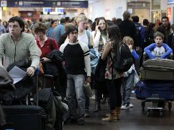Pasajeros aguardan la hora de embarque de sus vuelos. EFE  /