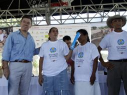 Santos, entregando subsidios para la compra de tierras y proyectos productivos en El Salado. EFE  /