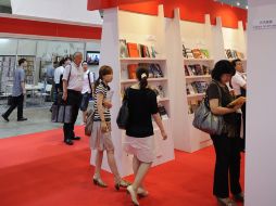 Varias personas visitan el pabellón español expuesto durante la Feria de Tokio. EFE  /