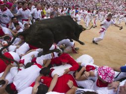 Tercer encierro de las fiestas de San Fermín en Pamplona, España. EFE  /