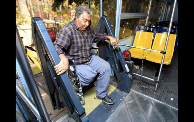 Personas con discapacidad denuncian que los camiones tardan hasta tres horas en levantar, a quienes utilizan silla de ruedas. A. GARCÍA  /